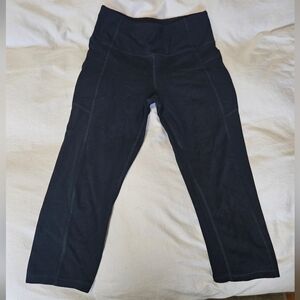 Black Capri Leggings with High-Rise Waistband and Smooth Fabric